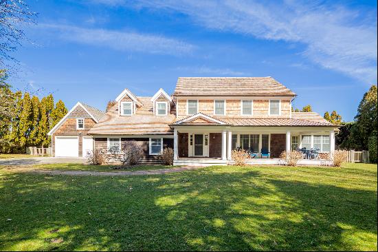 HAMPTON'S SHINGLED TRADITIONAL CLOSE TO THE VILLAGE