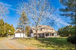 HAMPTON'S SHINGLED TRADITIONAL CLOSE TO THE VILLAGE