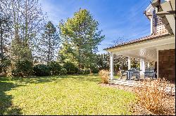 HAMPTON'S SHINGLED TRADITIONAL CLOSE TO THE VILLAGE