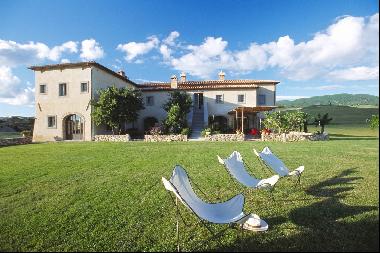 Casa Lappolina - a majestic villa in the Tuscan Val d'Orcia countryside
