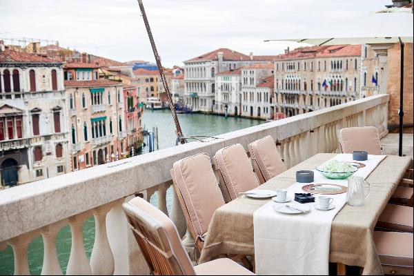 Beautiful Grand Canal top floor apartment