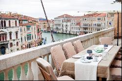 Beautiful Grand Canal top floor apartment