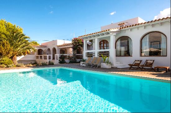 Villa with sea views and tourist license in Es Pujols