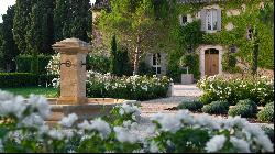 An elegant propert with amazing gardens in Provence !