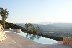 Casa Roccia - an impeccably designed villa overlooking the medieval Lucca