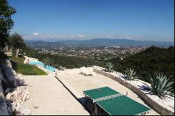 Casa Roccia - an impeccably designed villa overlooking the medieval Lucca