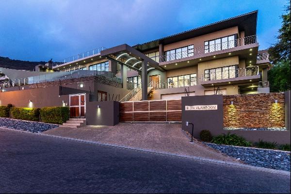 LARGE AND LUXURIOUS estate with views of table mountain