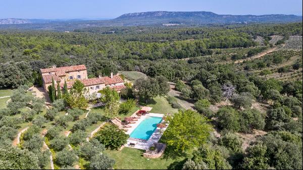 Mas Cezanne, a very private and authentic estate in Provence