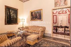 Elegant frescoed apartment in the heart of Pisa