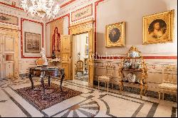 Elegant frescoed apartment in the heart of Pisa