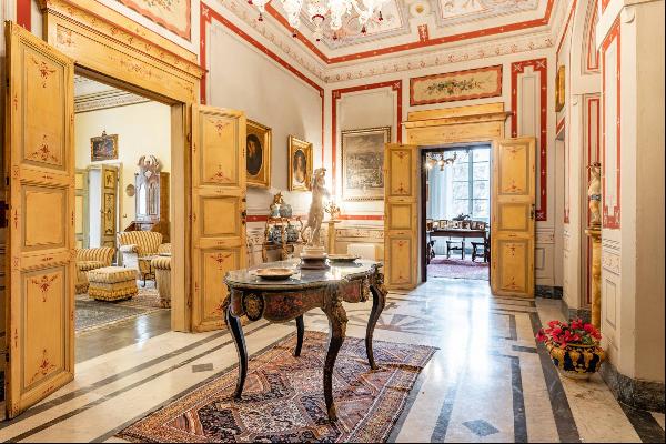 Elegant frescoed apartment in the heart of Pisa