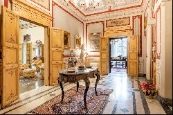 Elegant frescoed apartment in the heart of Pisa