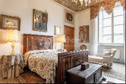 Elegant frescoed apartment in the heart of Pisa