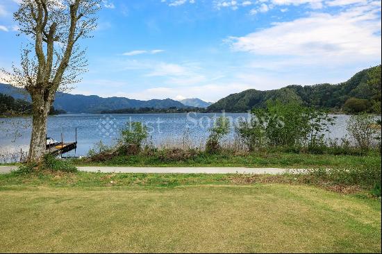 KAWAGUCHI-KO LAKE FRONT