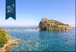 Wonderful panoramic villa with a view of the Aragonese Castle