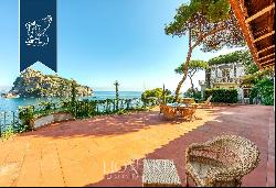 Wonderful panoramic villa with a view of the Aragonese Castle