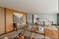 Apartment with large oceanfront balcony in Ipanema