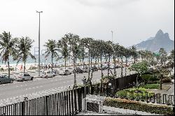 Apartment with large oceanfront balcony in Ipanema