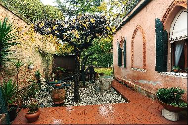 2-bedroom apartment with a private garden for sale in Venice