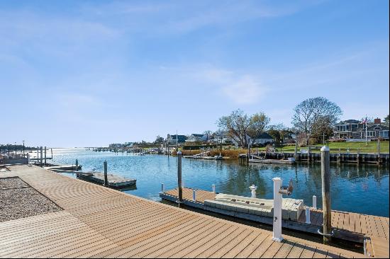 This hampton Bays two bedroom Waterfront Beach cottage is completely renovated and just fu