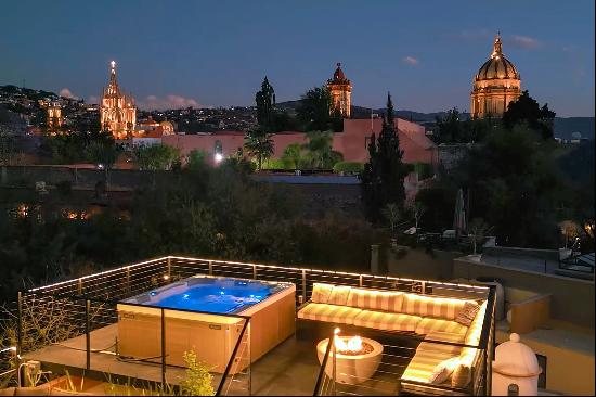 Casa Cielo, 4-Story Designer Home with Rooftop Hot Tub +AC