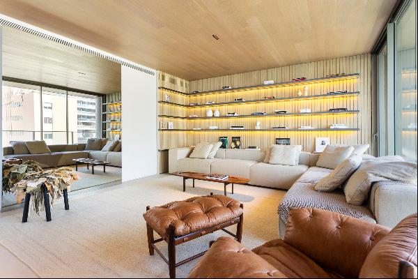 Spacious and contemporary apartment, designed by Arthur Casas, next to Shopping