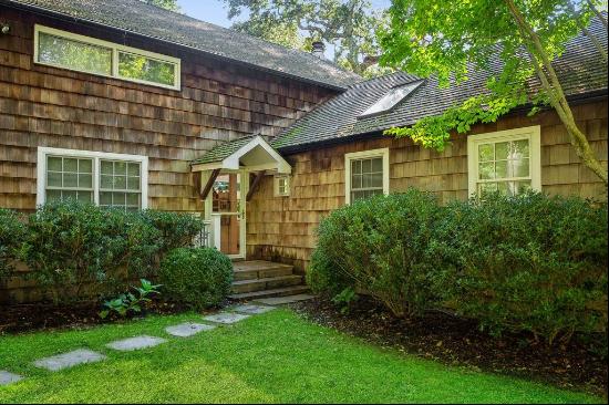 This Water Mill converted 1850s Vermont barn exudes charm and comfort. Offering four bedro