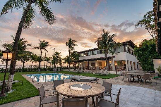 Large house with pool facing the sea