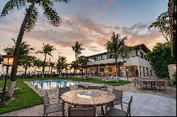 Large house with pool facing the sea