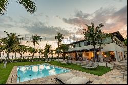 Large house with pool facing the sea