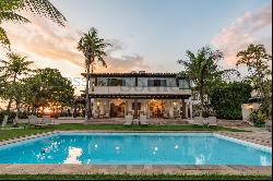 Large house with pool facing the sea