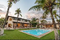 Large house with pool facing the sea