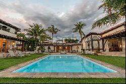 Large house with pool facing the sea