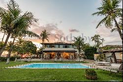 Large house with pool facing the sea