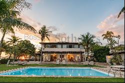 Large house with pool facing the sea