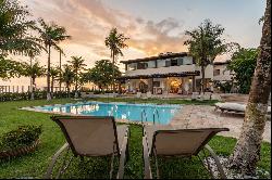 Large house with pool facing the sea