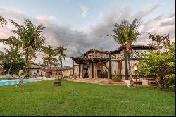 Large house with pool facing the sea