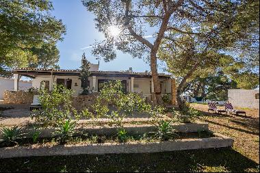 Spacious country house to renovate, in Cala en Baster, with sea views.