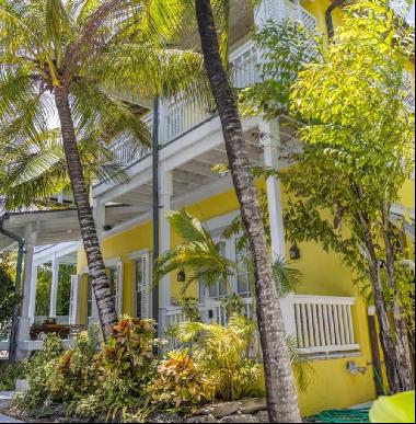 Charming Canal Front home and garage apartment at Old Fort Bay