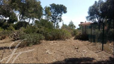 Beautiful plot in a popular location with partial sea views