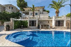 Luxurious villa close to the beach