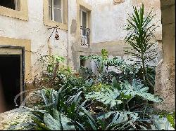 Property for renovation in the top location in Casco Antiguo