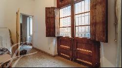 Property for renovation in the top location in Casco Antiguo