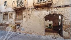 Property for renovation in the top location in Casco Antiguo