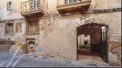 Property for renovation in the top location in Casco Antiguo