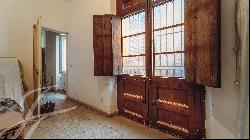 Property for renovation in the top location in Casco Antiguo