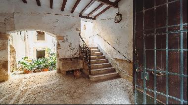 Property for renovation in the top location in Casco Antiguo