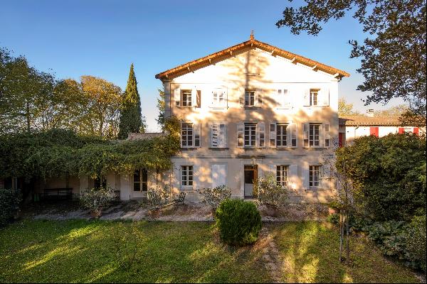 A n exceptional manor house for sale in Carpentras.