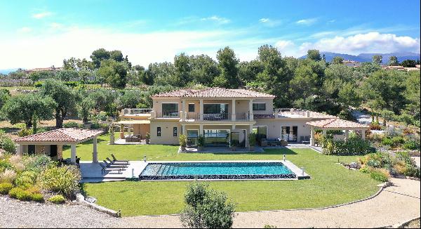 Luxurious 5-bedroom villa for sale in Roquefort les Pins with sea views and set in grounds