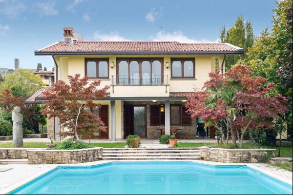 Elegant villa with large garden, pool and lake view